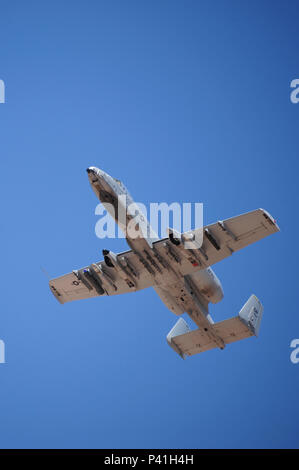 Un A-10C Thunderbolt II affecté à la 47e Escadron de chasse effectue une manoeuvre de vol au cours de la compétition 2016 Hawgsmoke au Barry M. Goldwater Range, en Arizona, le 2 juin 2016. C'est la troisième année consécutive, Hawgsmoke a été accueillie à la base aérienne Davis-Monthan Air Force Base après la 47e FS a remporté la compétition en 2014. (U.S. Air Force photo par un membre de la 1re classe Mya M. Crosby/libérés) Banque D'Images