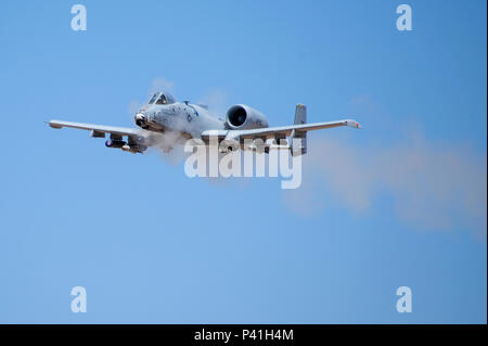 Un A-10C Thunderbolt II affecté à la 47e Escadron de chasse effectue un déplacement à faible angle 2016 Hawgsmoke au cours de la compétition à la Barry M. Goldwater Range, en Arizona, le 2 juin 2016. Hawgsmoke est un concours biennal axé sur la tactique de l'A-10C peut employer pendant les opérations de combat. (U.S. Air Force photo par un membre de la 1re classe Mya M. Crosby/libérés) Banque D'Images