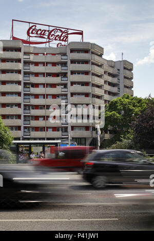 Berlin, Allemagne, Plattenbau et à la publicité de Coca-Cola à Berlin-Mitte Spittelmarkt Banque D'Images