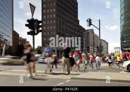 Berlin, Allemagne, les passants à la Potsdamer Platz à Berlin Tiergarten Banque D'Images