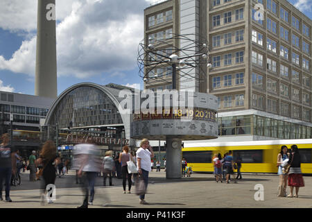 Berlin, Allemagne, les passants sur l'Alexanderplatz à Berlin-Mitte Banque D'Images