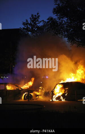 Berlin, Allemagne, incendiant des voitures après l'incendie dans le Rummelburger bay Banque D'Images