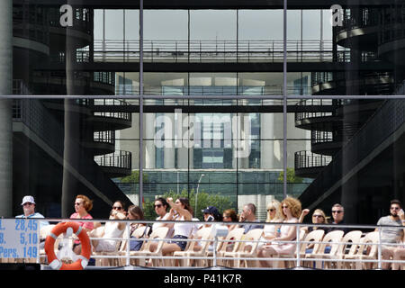 Berlin, Allemagne, les passagers sur un bateau de plaisance, en arrière-plan le Paul Loebe House et de la Chancellerie fédérale Banque D'Images