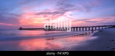 Rose et violet coucher de soleil sur la jetée de Naples à l'été à Naples, Floride Banque D'Images