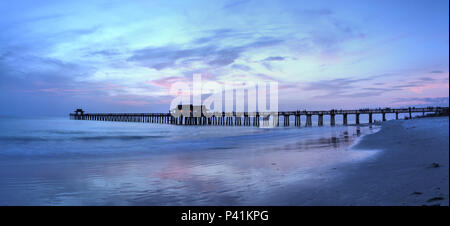 Rose et violet coucher de soleil sur la jetée de Naples à l'été à Naples, Floride Banque D'Images