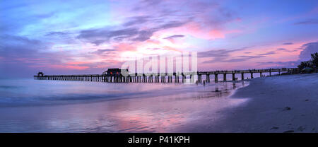 Rose et violet coucher de soleil sur la jetée de Naples à l'été à Naples, Floride Banque D'Images