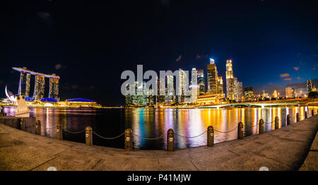 Magnifique vue panoramique de la ville de Singapour de nuit, Long exposer shot Banque D'Images