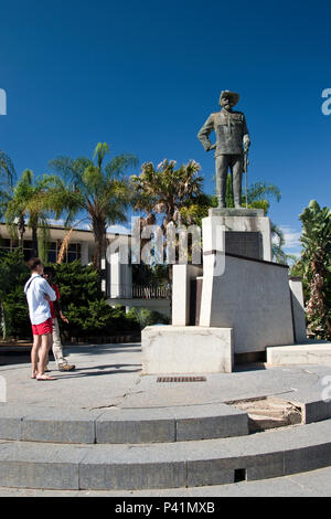 Un guide décrit la statue de Curt von François, le fondateur de Windhoek, se dresse au centre-ville de Windhoek, Namibie. Banque D'Images