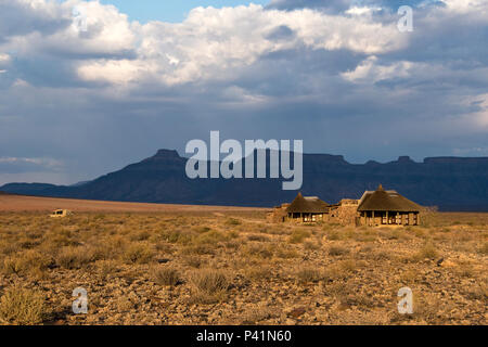 Luxury three rondavels (chalets privés) à un désert Lodge, près de la célèbre red sand-dunes de Sossusvlei à l'intérieur du parc de Namib Naukluft, la Namibie. Banque D'Images
