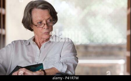 Titre original : THE BEST EXOTIC MARIGOLD HOTEL. Titre en anglais : THE BEST EXOTIC MARIGOLD HOTEL. Film Réalisateur : John Madden. Année : 2011. Stars : Maggie Smith. Crédit : 20TH CENTURY FOX / Album Banque D'Images