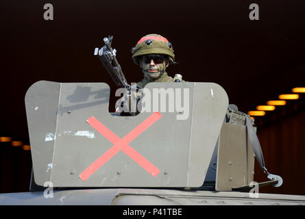 Un soldat polonais veille à partir de la tourelle d'un Humvee lors de l'exercice Réponse rapide. L'exercice est l'un des premiers événements de formation en intervention de crise militaire pour les forces aéroportées dans le monde. L'exercice est conçu pour améliorer l'état de préparation de la base de combat de la Force de réaction des Etats-Unis dans le monde - actuellement la 82nd Airborne Division, 1ère Brigade Combat Team-d'effectuer à réponse rapide, de l'entrée par effraction et de suivi sur les opérations aux côtés des forces à haut niveau de préparation des forces alliées en Europe. Réponse rapide 16 comprend plus de 5 000 soldats et aviateurs de la Belgique, la France, l'Allemagne, le GRE Banque D'Images