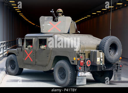 Un soldat polonais veille à partir de la tourelle d'un Humvee lors de l'exercice Réponse rapide. L'exercice est l'un des premiers événements de formation en intervention de crise militaire pour les forces aéroportées dans le monde. L'exercice est conçu pour améliorer l'état de préparation de la base de combat de la Force de réaction des Etats-Unis dans le monde - actuellement la 82nd Airborne Division, 1ère Brigade Combat Team-d'effectuer à réponse rapide, de l'entrée par effraction et de suivi sur les opérations aux côtés des forces à haut niveau de préparation des forces alliées en Europe. Réponse rapide 16 comprend plus de 5 000 soldats et aviateurs de la Belgique, la France, l'Allemagne, le GRE Banque D'Images