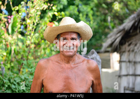 LAS CUEVAS, SANTIAGO DE CUBA, CUBA - 25 NOVEMBRE 2016 : agriculteur cubain se tenait devant sa maison dans les montagnes de la Sierra Maestra à Cuba Banque D'Images