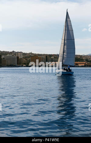 Izmir, Turquie - 24 septembre 2017 : Festival du golfe d'Izmir, il y a un voilier sur la mer et certaines personnes sur elle. Banque D'Images