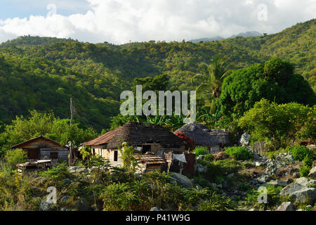 Maison en bois dans l'un des villages par le sentier pour le plus haut sommet de Cuba Pico Turquino étant dans une chaîne de montagnes Sierra Maestra sur Cuba Banque D'Images