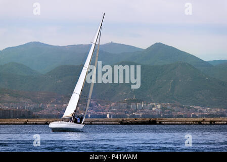 Izmir, Turquie - 24 septembre 2017 : Festival du golfe d'Izmir, il y a un voilier sur la mer et certaines personnes sur elle. Banque D'Images