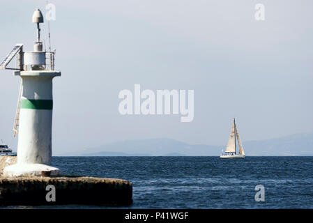 Izmir, Turquie - 24 septembre 2017 : Festival du golfe d'Izmir, il y a un voilier et nous voyons le phare sur la mer et certaines personnes sur elle. Banque D'Images