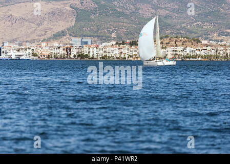 Izmir, Turquie - 24 septembre 2017 : Festival du golfe d'Izmir, il y a un voilier sur la mer et certaines personnes sur elle et nous voir Karsiyaka région du JE Banque D'Images