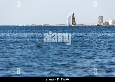 Izmir, Turquie - 24 septembre 2017 : Festival du golfe d'Izmir, il y a un voilier sur la mer et certaines personnes sur elle. Banque D'Images