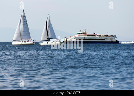 Izmir, Turquie - 24 septembre 2017 : Festival du golfe d'Izmir, il y a deux voiliers et un bateau à vapeur sur la mer et certaines personnes sur elle. Banque D'Images