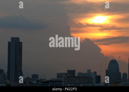 Vue d'oiseau sur cityscape avec coucher du soleil et nuages dans la soirée.Copy space.Bangkok.ton pastel. Banque D'Images