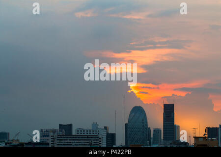 Vue d'oiseau sur cityscape avec coucher du soleil et nuages dans la soirée.Copy space.Bangkok.ton pastel. Banque D'Images