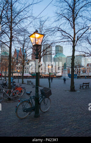 Vue sur la place de la ville - Het plein - avec la statue de Guillaume d'Orange et d'un horizon de grands immeubles modernes, La Haye, Pays-Bas Banque D'Images