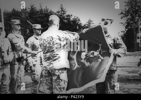 Le Sgt commande. Le major Stephen Bodwell et le lieutenant-colonel Joseph Cox cas les couleurs du 368e bataillon du génie au cours d'une cérémonie de déploiement le 2 juin 2016, à Goffstown, NH à Goffstown, NH. La 368e est prévue pour le déploiement au Koweït, dans le cadre de l'opération Enduring Freedom. (U.S. Photo de l'armée de l'illustration par la CPS. Stephen Doherty) Banque D'Images