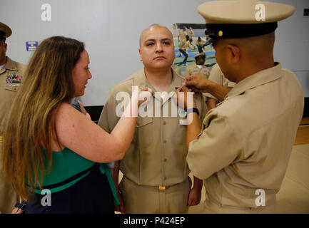 NEWPORT NEWS, Virginie (6 juin 2016) -- Chef (nucléaire) Justin Sequaptewa, affecté à l'unité Pre-Commissioning Gerald R. Ford (CVN 78), est accrochée à son grade actuel par son épouse, Allison, et Master Chief (nucléaire) Jérémie Ledda pendant Ford's le maître de l'épinglage. Ford a effectué le tombé sur 16 le maître des agents pour l'exercice financier 2016 du cycle de promotion. (U.S. Photo par marine Spécialiste de la communication de masse Seaman Apprentice Gitte Schirrmacher/libérés) Banque D'Images