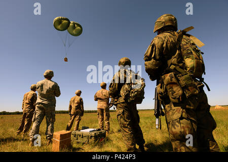 Soldats multinationales observer que l'équipement lourd est diminué au cours de l'exercice au cours de la zone de dépôt de Torun Réponse rapide. L'exercice est l'un des premiers événements de formation en intervention de crise militaire pour les forces aéroportées dans le monde. L'exercice est conçu pour améliorer l'état de préparation de la base de combat de la Force de réaction des Etats-Unis dans le monde - actuellement la 82nd Airborne Division, 1ère Brigade Combat Team-d'effectuer à réponse rapide, de l'entrée par effraction et de suivi sur les opérations aux côtés des forces à haut niveau de préparation des forces alliées en Europe. Réponse rapide 16 comprend plus de 5 000 soldats et aviateurs à partir de Banque D'Images