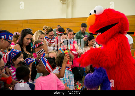 Caractère de Sesame Street Elmo, serre la main avec le public à la fin de l'expérience de l'USO, Rue Sésame pour les familles militaires montrent à Travis Air Force Base, en Californie l'expérience de l'USO, Rue Sésame pour les Familles Militaires se trouve à 35 minutes en vedette quatre de la populaire Rue Sésame des personnages costumés, ainsi que Katie, un enfant militaire créé spécialement pour l'USO. Katie apparaît dans deux spectacles, le "déménagement" qui décrit son départ les amis comme elle se déplace vers une nouvelle base et la transition "show" dans lequel sa famille est en permanence à la séparation de l'armée, le 6 juin 2016. (U.S. Un Banque D'Images