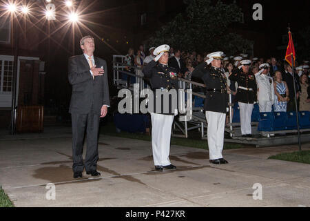 De gauche, Dave Brandon, chef de la direction de Toys "R" Us, le général du Corps des Marines américain Rex C. McMillan, commandant de la Réserve des Forces canadiennes marine et maritime du Nord des Forces canadiennes, et le colonel Benjamin T. Watson, commandant de la Marine Barracks (Washington), MBW militaires durant la soirée du défilé de la MBW, Washington, D.C., le 3 juin 2016. Soirée défilés ont lieu comme un moyen d'honorer les hauts fonctionnaires, les éminents citoyens et partisans du Marine Corps. (U.S. Marine Corps photo par le Cpl. Samantha K./Draughon) Parution Banque D'Images