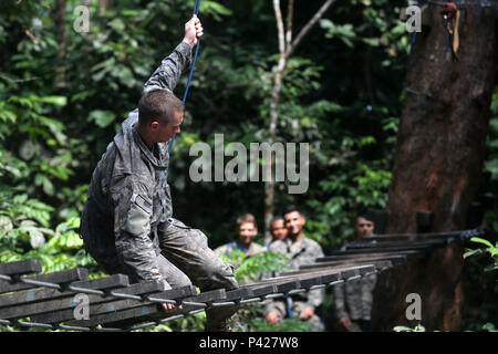 Un soldat de l'Armée américaine affecté à la Compagnie Bravo, 3e Bataillon, 7e Régiment d'infanterie, 2e Brigade Combat Team, 3e Division d'infanterie, tombe un obstacle de la Jungle Warfare School course à obstacles au Gabon, le 7 juin 2016. Les soldats sont présents à la guerre dans la jungle française l'école dans le cadre de l'Accord Central 2016, un annuel, combinés, exercice militaire conjoint qui réunit les nations partenaires pour pratiquer et démontrer la maîtrise de l'opération de maintien de la paix. (U.S. Photo par le Sgt armée Henrique Luiz de Holleben/libérés) Banque D'Images