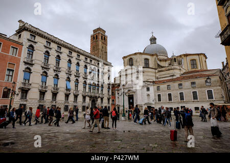 Vista do Campo San Geremia com une Église San Geremia un e direita Palazzo Labia - Salone del Tiepolo une foto da esquerda na Cidade de Veneza, Itália. Banque D'Images