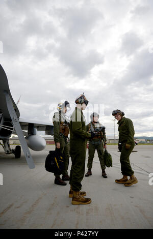 Corps des Marines des États-Unis Le Cpl. Austin, Perry/centre, un F-18 Hornet mécanicien powerline et capitaine d'avion affectés à de chasseurs tout temps marine fixe (Attack Squadron VMFA (AW)) 242, Marine Corps Air Station Iwakuni, Japon, communique avec le personnel d'exploitation à la radio le 7 juin 2016, au cours de l'exercice Red Flag Alaska (RF-A) 16-2, à Eielson Air Force Base, en Alaska. VFMA (AW) est l'un des plus de 30 unités participant à RF-A 16-2 qui profite de l'occasion unique d'intégrer avec divers, coalition et forces multilatérales pour s'entraîner à la simulation d'une base d'opérations avancée. (U.S. Air Force phot Banque D'Images