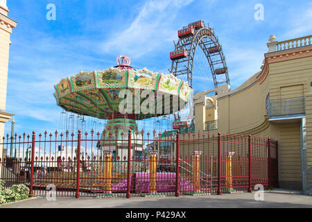 Merry-go-round de spinning et Prater de Vienne célèbre Vieux Ferries Wheel , Autriche Banque D'Images