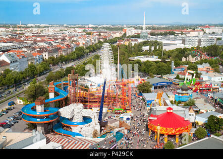 Vue de la Vienne Prater sur roller coaster et toboggan aquatique à Vienne , Autriche Banque D'Images