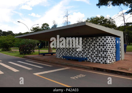 De Painéis de Athos Bulcão Azulejos amendements banheiros do Parque da Cidade em Brasília, DF. O foi artista pintor, escultor e desenhista, nasceu no Rio de Janeiro em 02 de julho de 1918 e faleceu em 31 de julho de 2008 em Brasilia DF. Banque D'Images