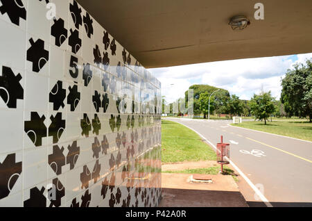 De Painéis de Athos Bulcão Azulejos amendements banheiros do Parque da Cidade em Brasília, DF. O foi artista pintor, escultor e desenhista, nasceu no Rio de Janeiro em 02 de julho de 1918 e faleceu em 31 de julho de 2008 em Brasilia DF. Banque D'Images