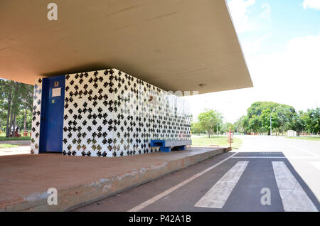 De Painéis de Athos Bulcão Azulejos amendements banheiros do Parque da Cidade em Brasília, DF. O foi artista pintor, escultor e desenhista, nasceu no Rio de Janeiro em 02 de julho de 1918 e faleceu em 31 de julho de 2008 em Brasilia DF. Banque D'Images