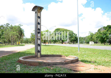 De Painéis de Athos Bulcão Azulejos amendements banheiros do Parque da Cidade em Brasília, DF. O foi artista pintor, escultor e desenhista, nasceu no Rio de Janeiro em 02 de julho de 1918 e faleceu em 31 de julho de 2008 em Brasilia DF. Banque D'Images