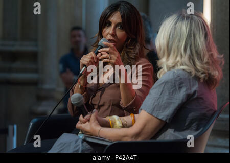 Rome, Italie. 19 Juin, 2018. Pour la première fois l'actrice romaine a parlé de sa vie dans un livre entretien avec Alessandra Mammì, à partir de sa ville, Rome. L'événement qui a eu lieu à la Galleria Alberto Sordi sur 06/19/2018 a été organisée par "Il Giardino" avec la librairie Feltrinelli Crédit : Leo Claudio De Petris/Pacific Press/Alamy Live News Banque D'Images