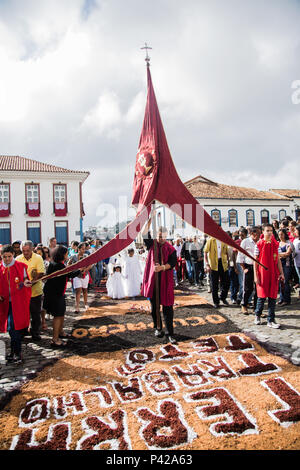 Procissão de Domingo de páscoa, na Praça Tiradentes durante la semana santa em Ouro Preto, Minas Gerais, em abril n'ano de 2017. Passa por cima de arte em serragem feita pelo povo, tapetes tradicionais na cidade. Laterais Nas, população se reune para acompanhar e observar un procissão. Banque D'Images