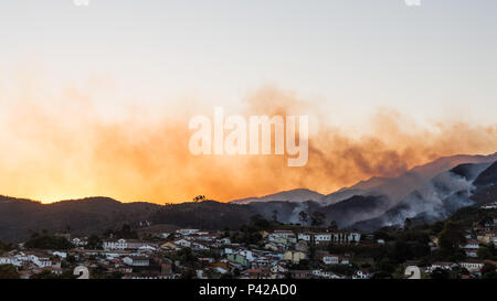 Incêndio na Cidade de Ouro Preto, Minas Gerais Ocorrido em 16 de dezembro de 2017. Bairro Água Limpa e Cabeças. La casas e construções de arquitetura barroca e rococó típicas n periodo colonial. Banque D'Images