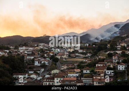 Incêndio na Cidade de Ouro Preto, Minas Gerais Ocorrido em 16 de dezembro de 2017. Bairro Água Limpa e Cabeças. La casas e construções de arquitetura barroca e rococó típicas n periodo colonial. Banque D'Images