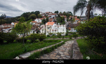 Praça e área de lazer do Bairro Cabeças na Cidade de Ouro Preto, Minas Gerais. Casas de arquitetura colonial (barroco e rococó), Flora e vegetação local. Banque D'Images