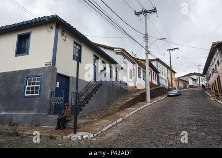 Rua Alvarenga, Bairro Cabeças na Cidade de Ouro Preto, Minas Gerais. Casas e casarões de arquitetura colonial (barroco mineiro e rococó). Foto tirada em novembro de 2017. Banque D'Images