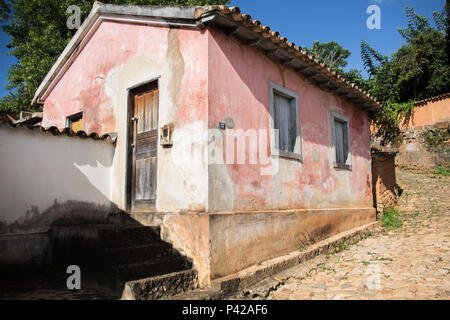 Casario antigo da Cidade colonial de Tiradentes, Minas Gerais. Vista da viela que liga a Igreja do Rosário à Matriz de Santo Antônio. Figura arquitetura e flora típica local. Setembro de 2017 Banque D'Images