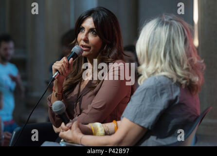 Rome, Italie. 19 Juin, 2018. Pour la première fois l'actrice romaine a parlé de sa vie dans un livre entretien avec Alessandra Mammì, à partir de sa ville, Rome. L'événement qui a eu lieu à la Galleria Alberto Sordi sur 06/19/2018 a été organisée par "Il Giardino" avec la librairie Feltrinelli Crédit : Leo Claudio De Petris/Pacific Press/Alamy Live News Banque D'Images