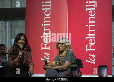 Rome, Italie. 19 Juin, 2018. Pour la première fois l'actrice romaine a parlé de sa vie dans un livre entretien avec Alessandra Mammì, à partir de sa ville, Rome. L'événement qui a eu lieu à la Galleria Alberto Sordi sur 06/19/2018 a été organisée par "Il Giardino" avec la librairie Feltrinelli Crédit : Leo Claudio De Petris/Pacific Press/Alamy Live News Banque D'Images